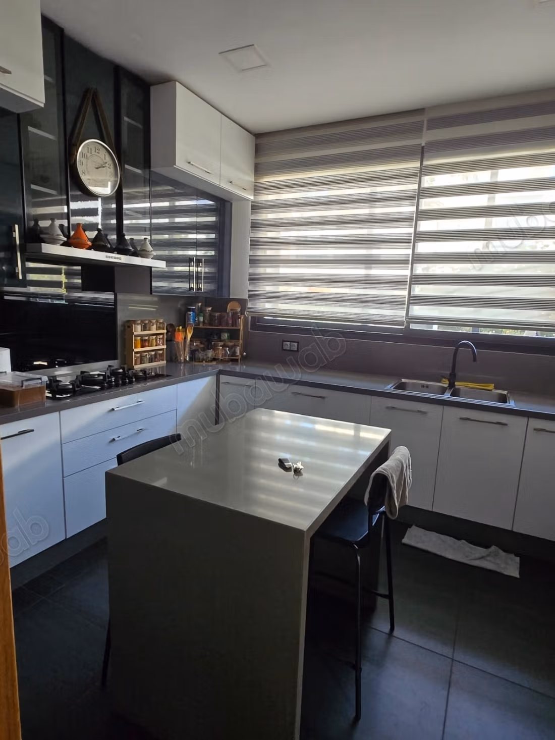 Villa d’angle rénovée 389 m² avec piscine 10m– Domaine de Darb, Dar Bouazza