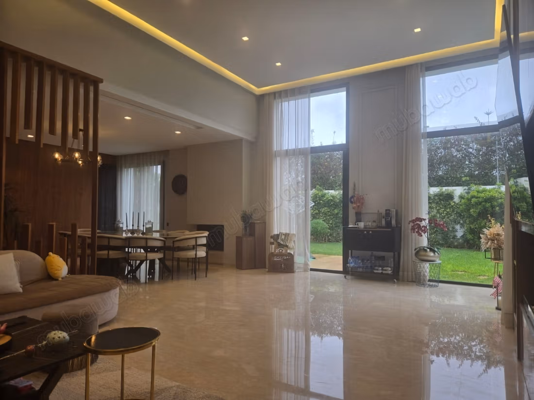 Villa d’angle rénovée 389 m² avec piscine 10m– Domaine de Darb, Dar Bouazza