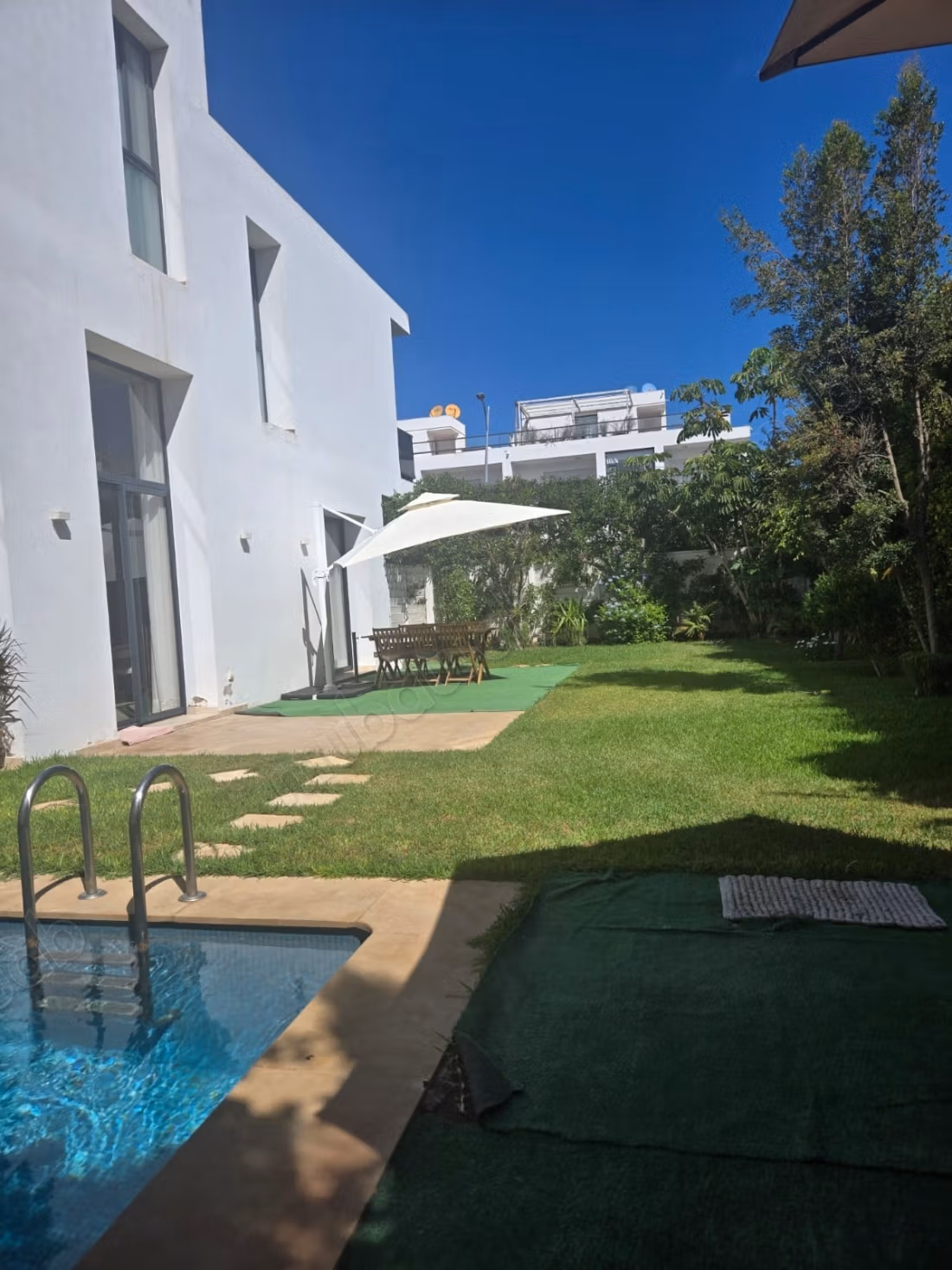 Villa d’angle rénovée 389 m² avec piscine 10m– Domaine de Darb, Dar Bouazza
