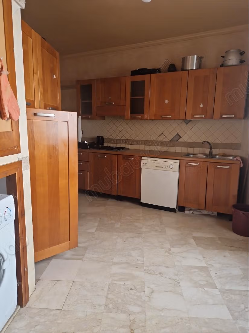 Appartamento spazioso con 3 camere da letto arredate in affitto