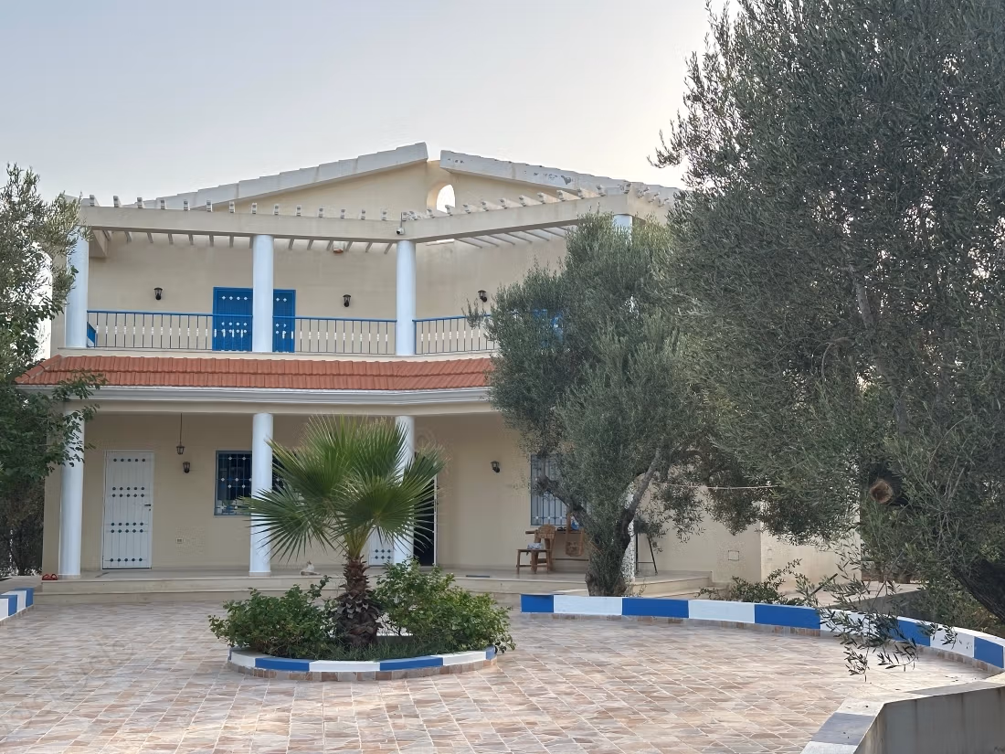 Magnificent villa for sale. Area 380 m². Garage and terrace