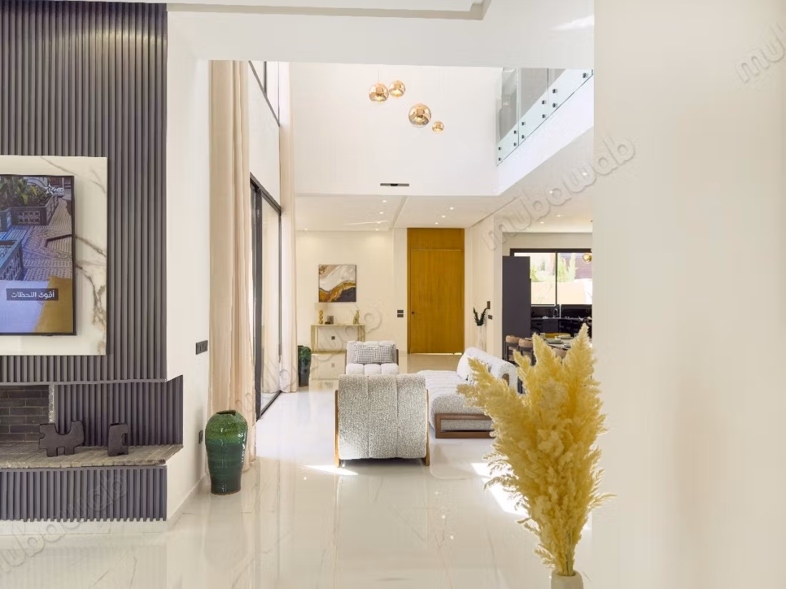 Luxury villa for sale on the Road to Tahanaout. 5 stunning rooms. Furnished