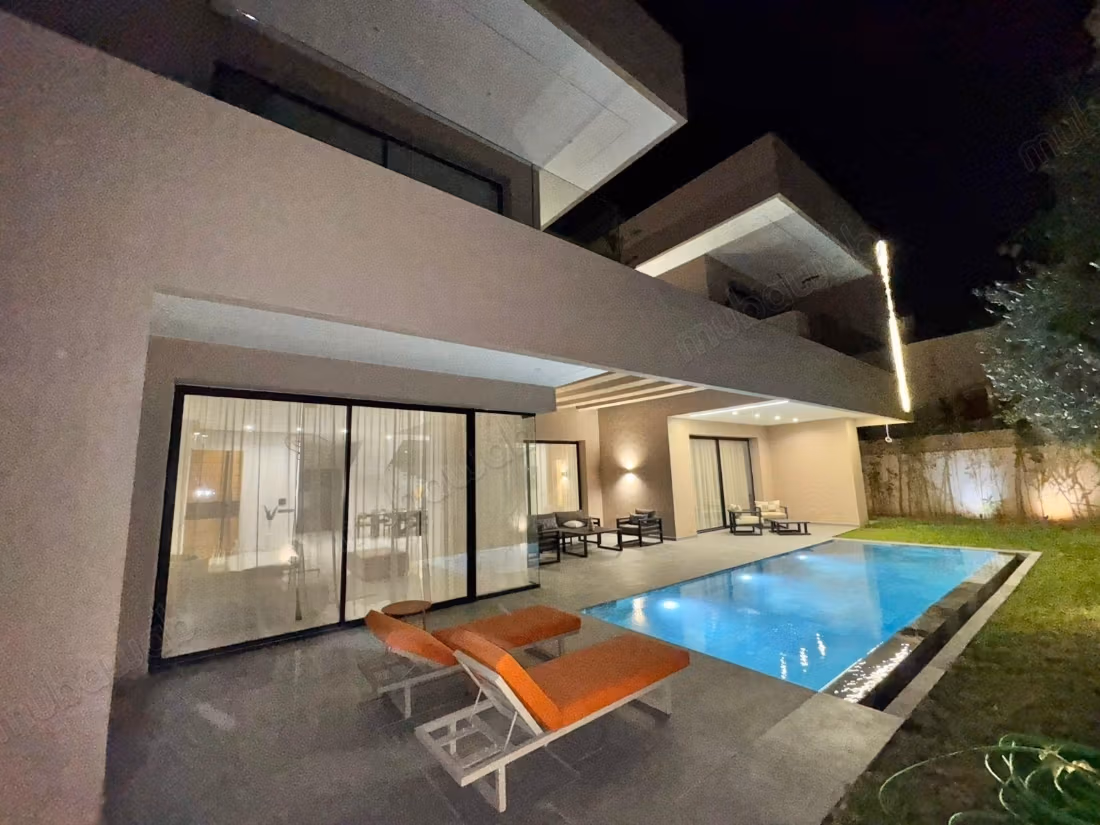 Luxury villa for sale on the Road to Tahanaout. 5 stunning rooms. Furnished