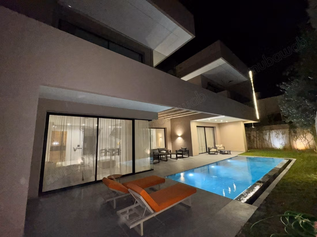 Luxury villa for sale on the Road to Tahanaout. 5 stunning rooms. Furnished