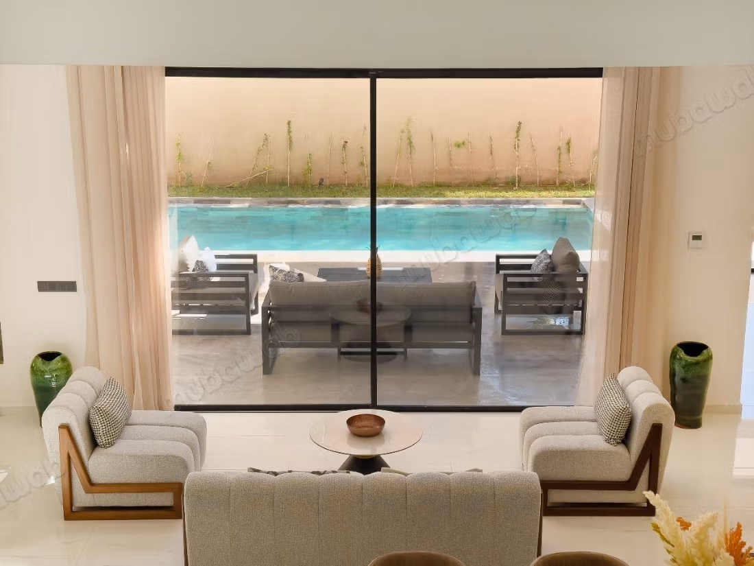 Excellente villa à vendre à Agdal. La superficie est de 550 m². Meublé