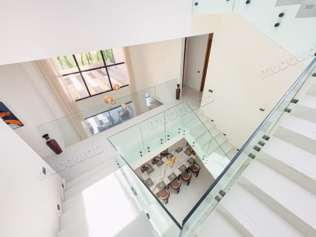 Excellente villa à vendre à Agdal. La superficie est de 550 m². Meublé