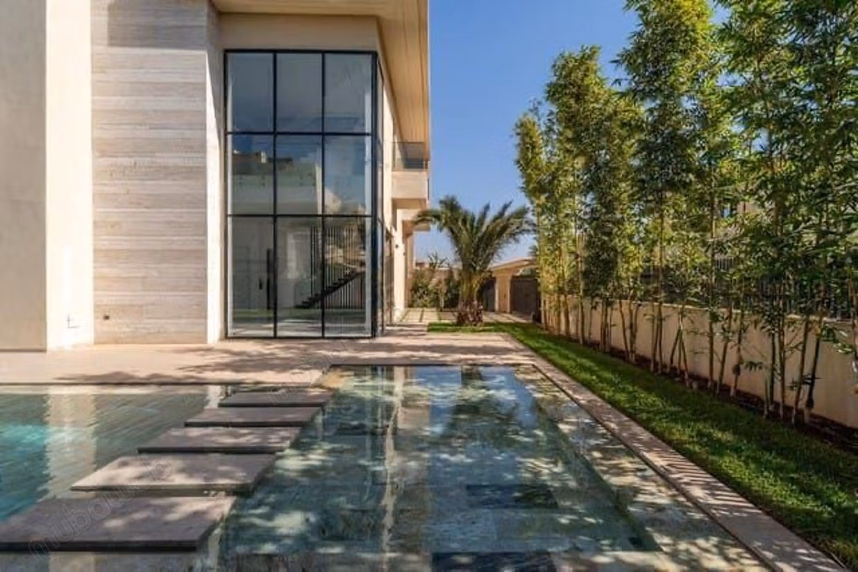 Excellente villa à vendre à Agdal. La superficie est de 550 m². Meublé