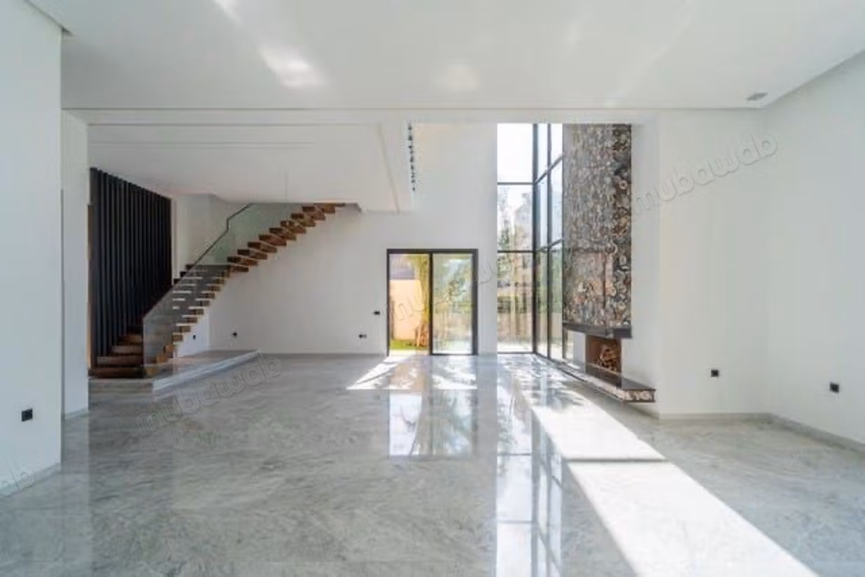 Excellente villa à vendre à Agdal. La superficie est de 550 m². Meublé