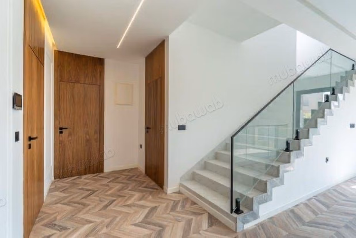 Excellente villa à vendre à Agdal. La superficie est de 550 m². Meublé