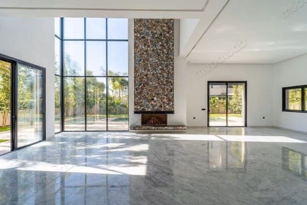 Excellente villa à vendre à Agdal. La superficie est de 550 m². Meublé