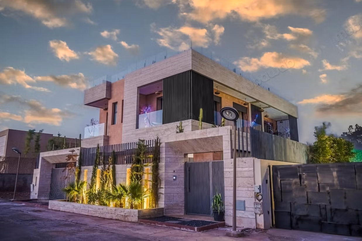 Excellente villa à vendre à Agdal. La superficie est de 550 m². Meublé