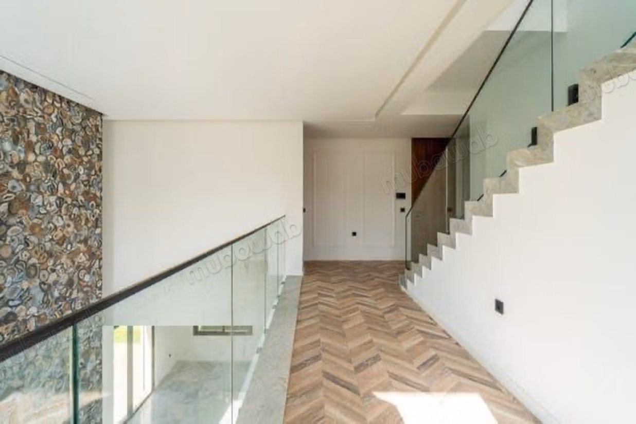 Excellente villa à vendre à Agdal. La superficie est de 550 m². Meublé