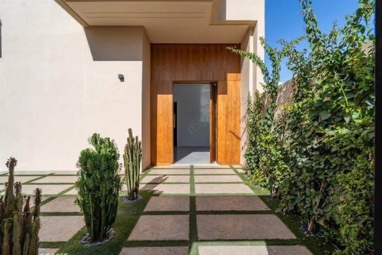 Excellente villa à vendre à Agdal. La superficie est de 550 m². Meublé