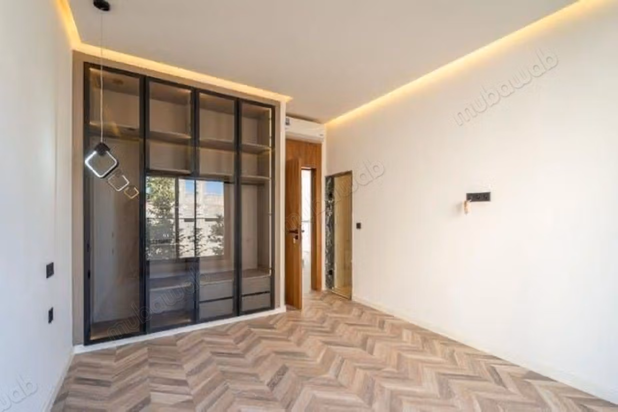 Excellente villa à vendre à Agdal. La superficie est de 550 m². Meublé