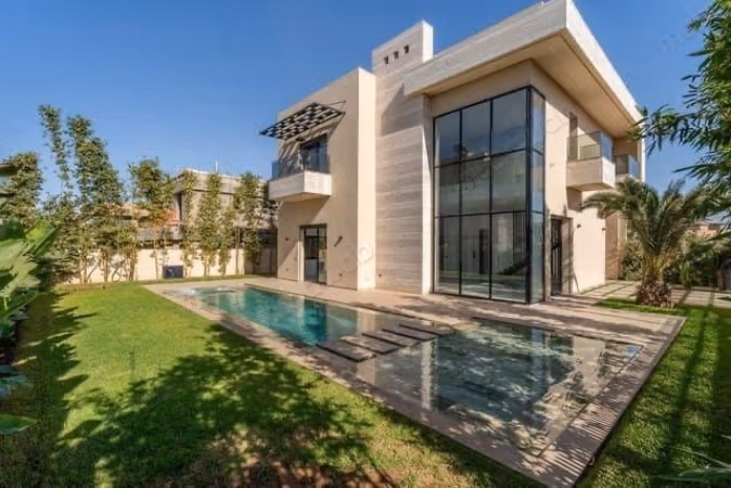 Excelente villa en venta en Agdal. La superficie es de 550 m². Amueblada