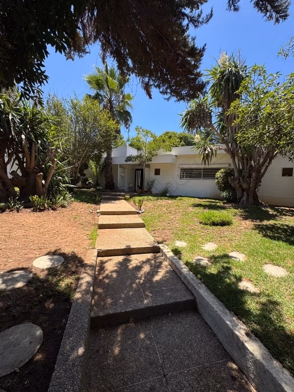 Villa plain pied en location à Souissi 
Rabat