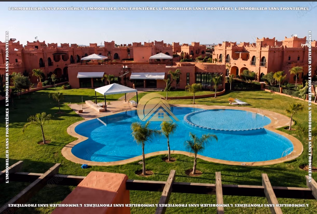Villa meublée Route de Fès – terrain de 300 m², 3 chambres, jardin privé et piscine collective
