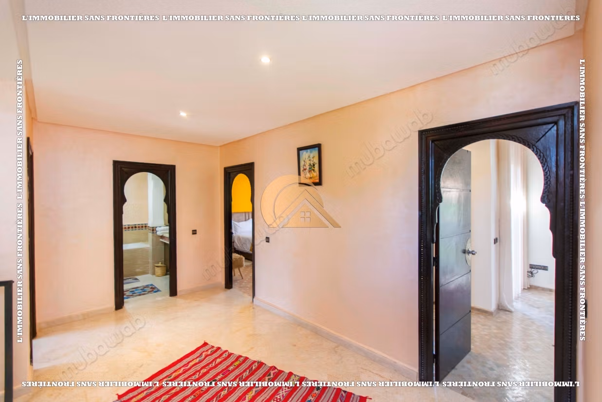 Villa meublée Route de Fès – terrain de 300 m², 3 chambres, jardin privé et piscine collective