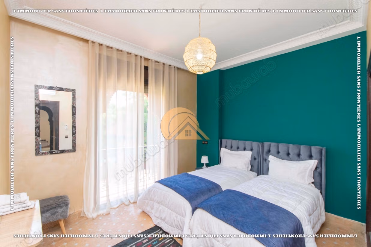 Villa meublée Route de Fès – terrain de 300 m², 3 chambres, jardin privé et piscine collective