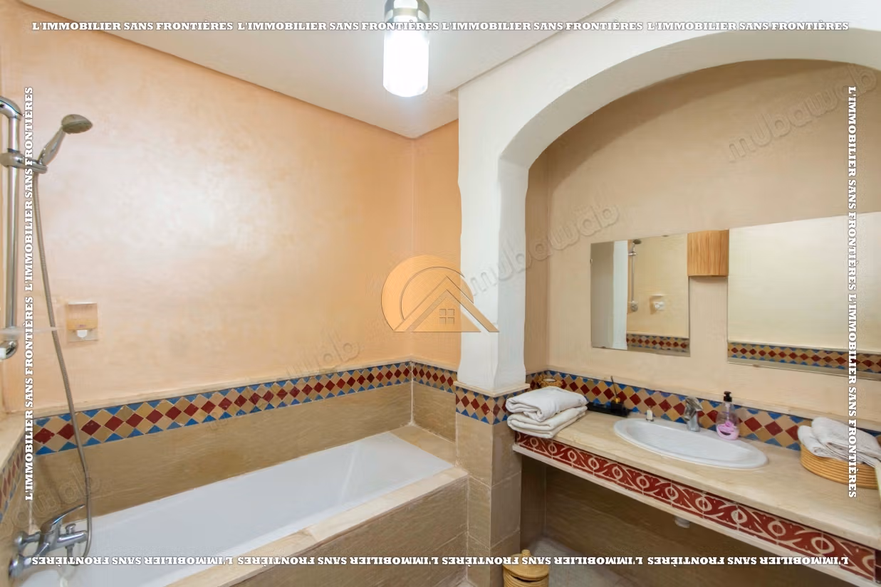 Villa meublée Route de Fès – terrain de 300 m², 3 chambres, jardin privé et piscine collective