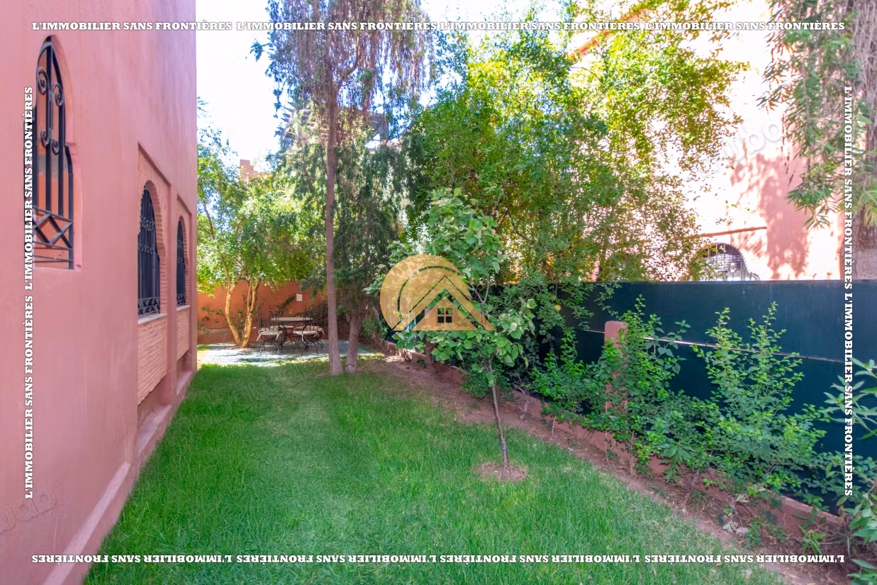 Villa meublée Route de Fès – terrain de 300 m², 3 chambres, jardin privé et piscine collective