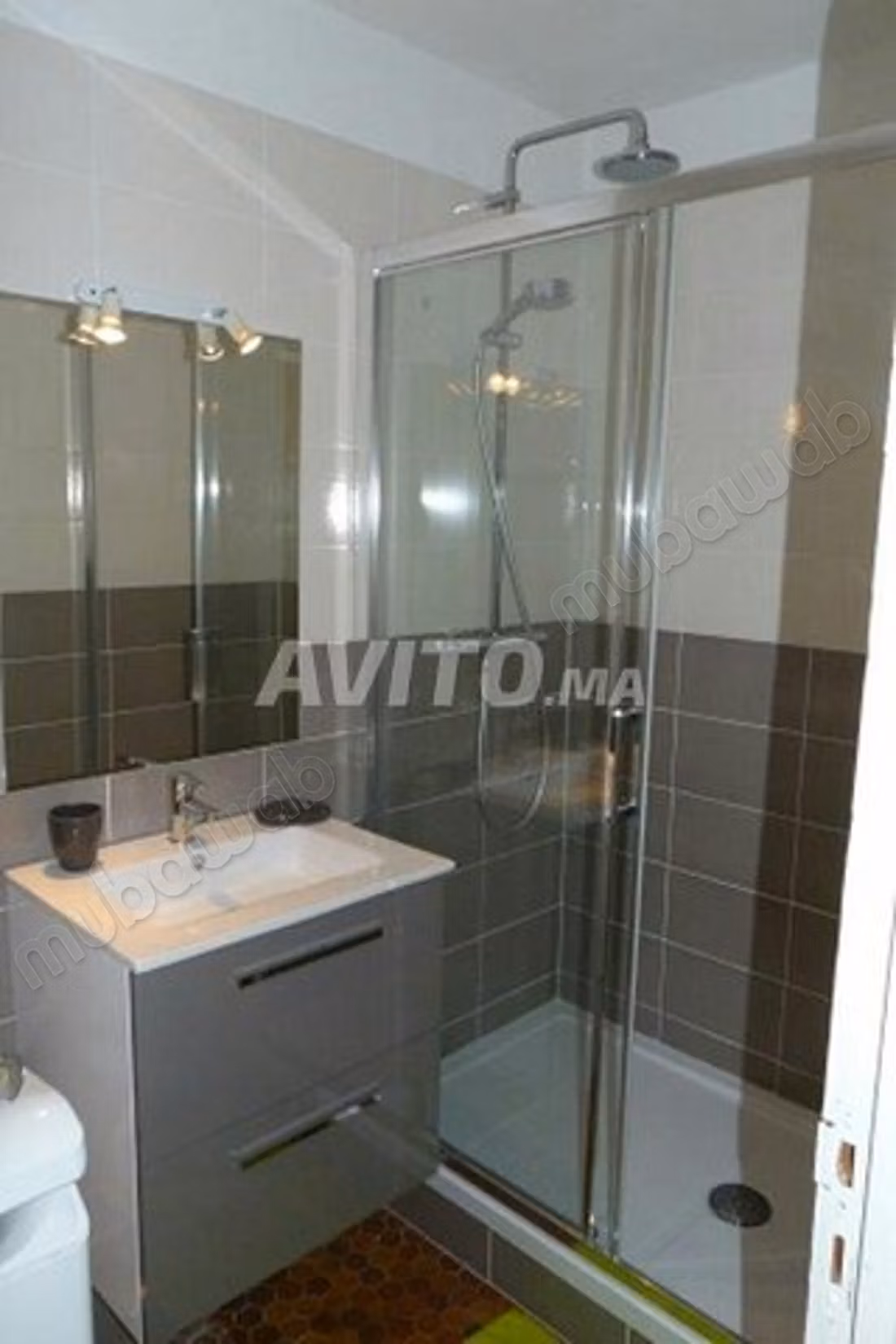 Appartements à louer à Gueliz. Surface totale de 80 m². Porte solide et système de double vitrage
