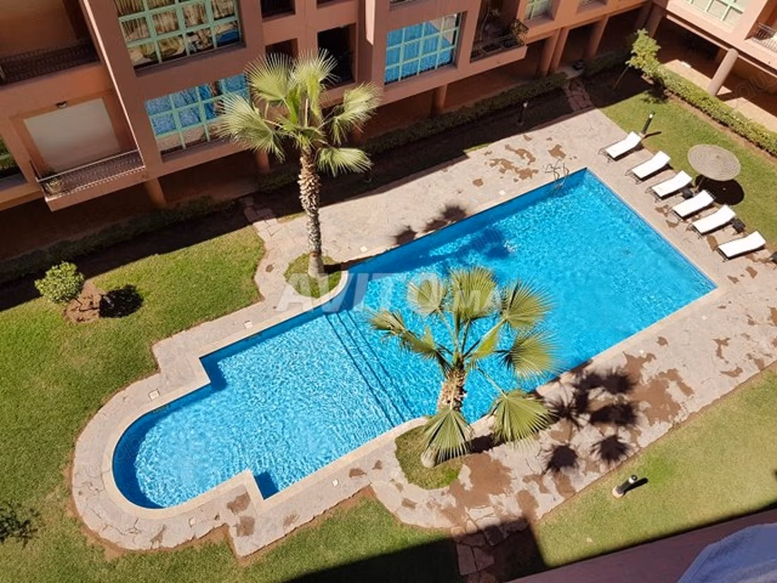 Appartements à louer à Gueliz. Surface totale de 80 m². Porte solide et système de double vitrage