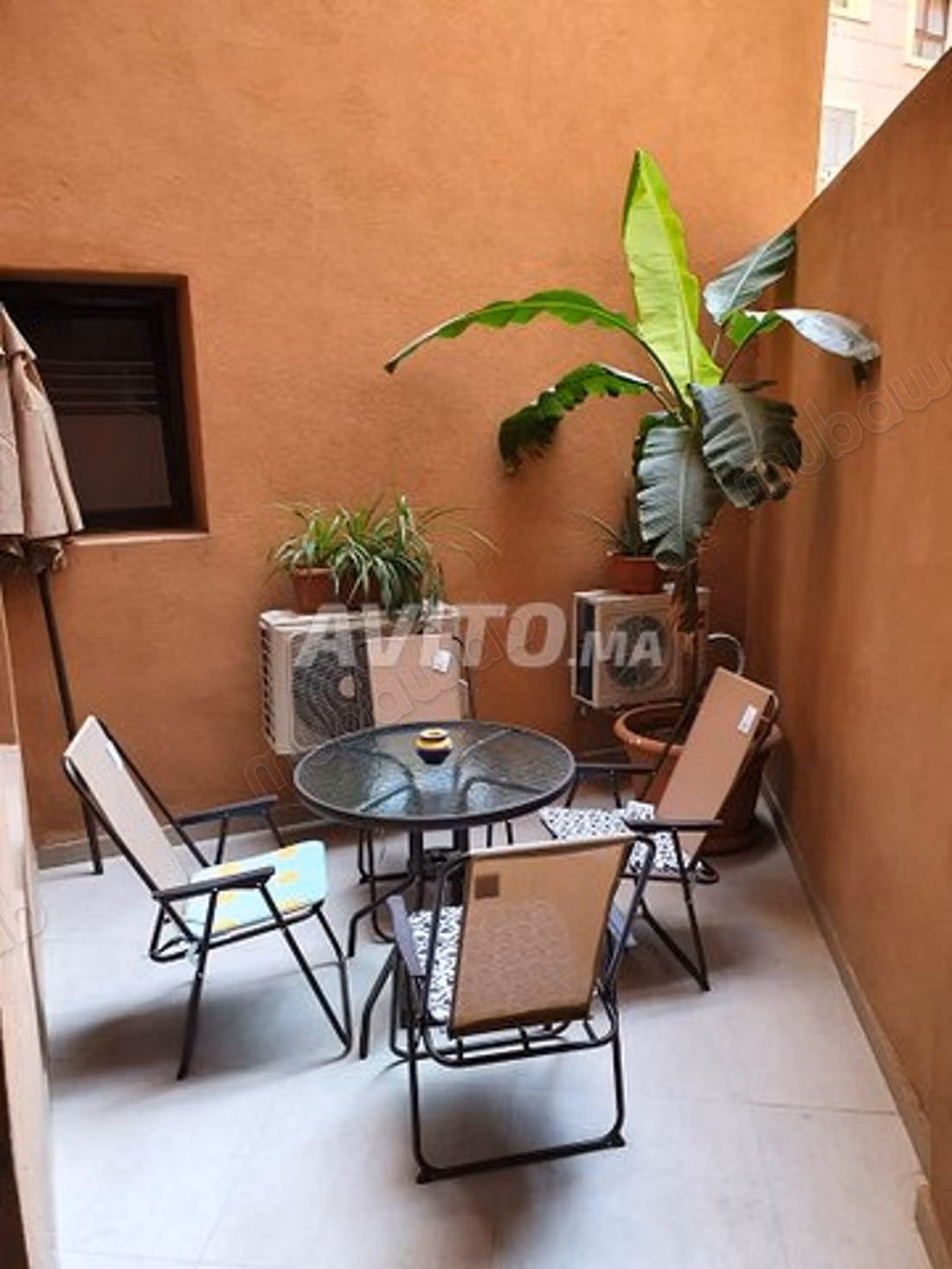 Appartements à louer à Gueliz. Surface totale de 80 m². Porte solide et système de double vitrage