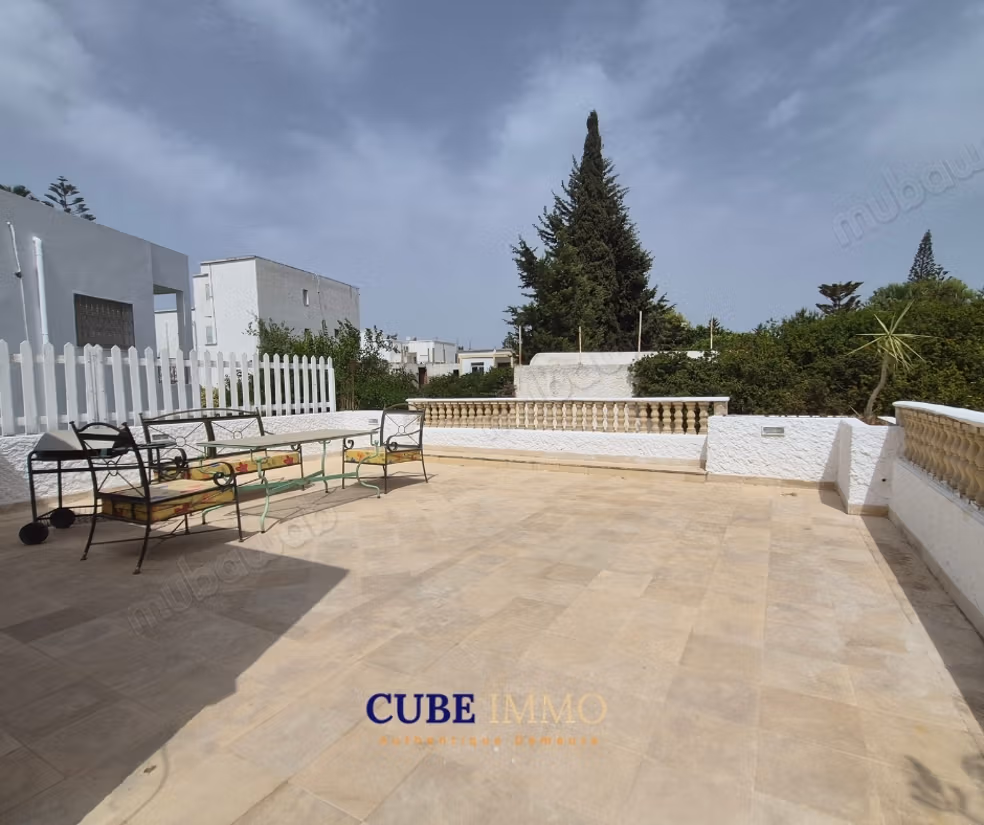 Piano di villa arredato con giardino e garage