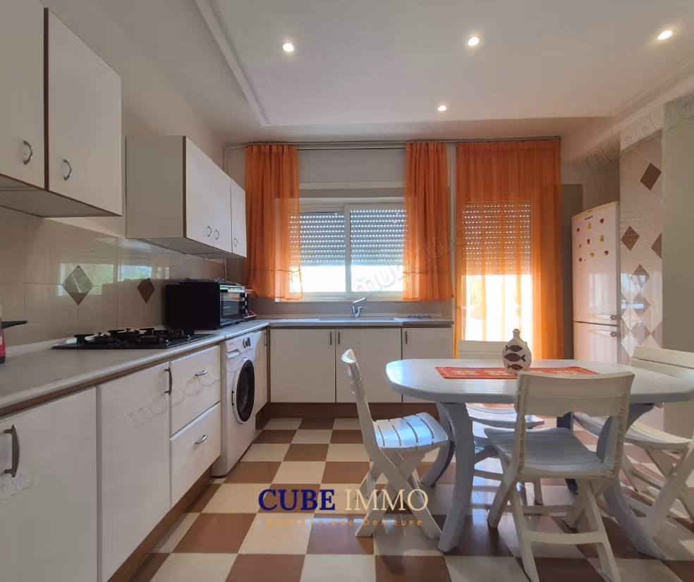 Piano di villa arredato con giardino e garage