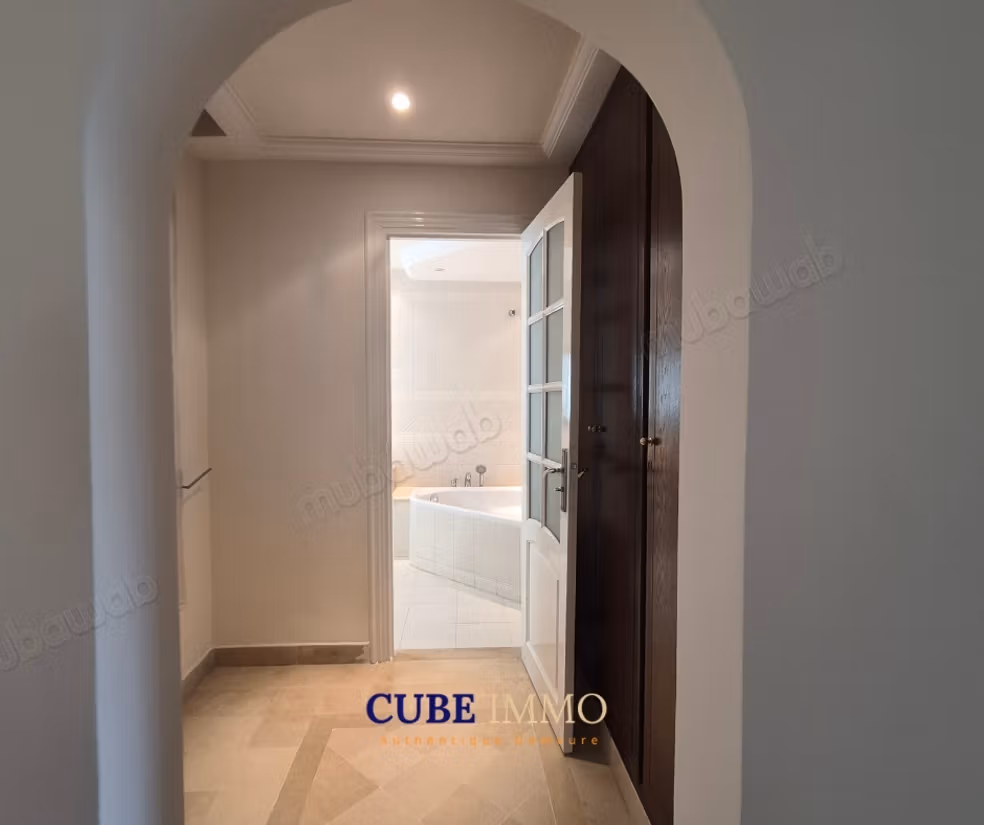 Piano di villa arredato con giardino e garage