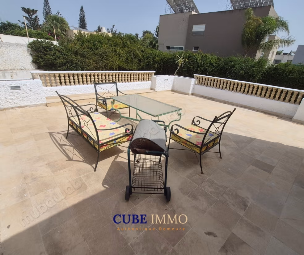 Piano di villa arredato con giardino e garage