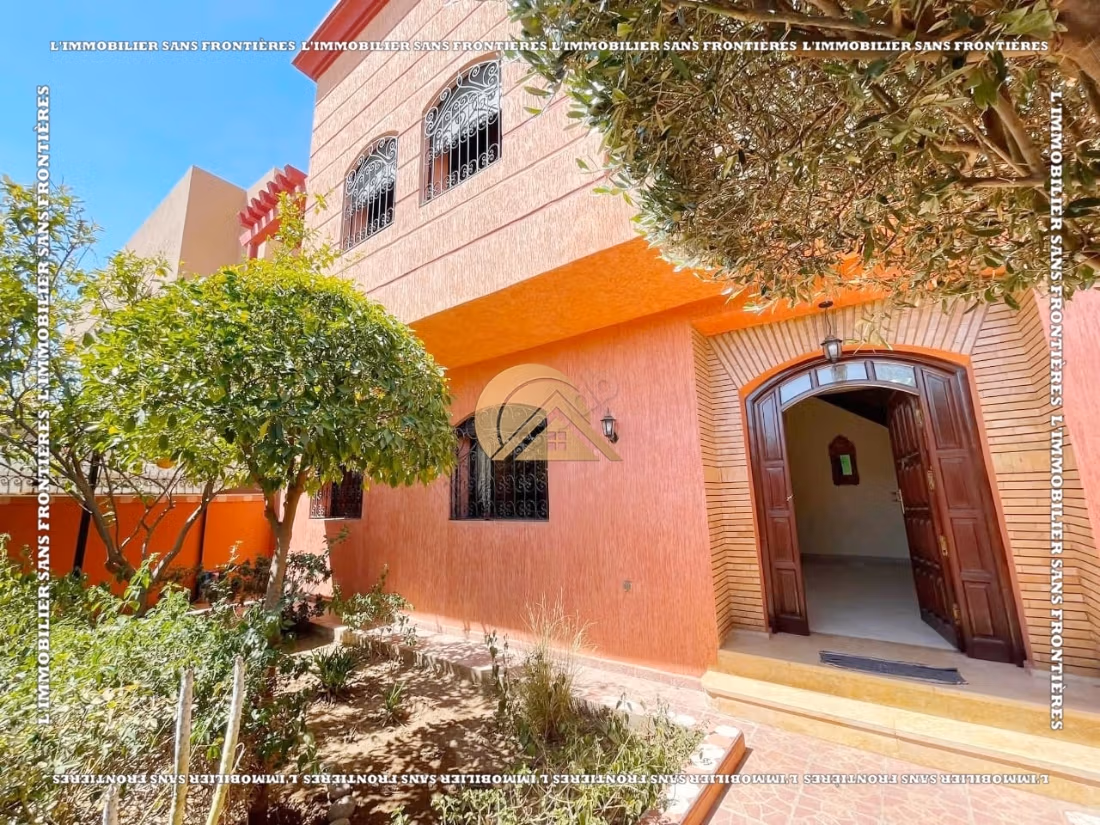 Villa completamente arredata di 260 m² ad Al Izdihar Oasis – 6 camere, due giardini privati e terrazzo con vista sulle montagne dell'Atlante