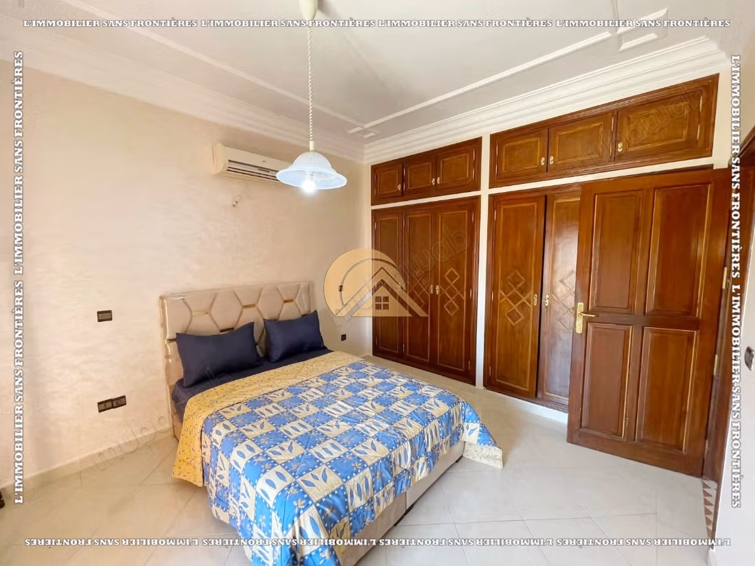 Villa completamente arredata di 260 m² ad Al Izdihar Oasis – 6 camere, due giardini privati e terrazzo con vista sulle montagne dell'Atlante