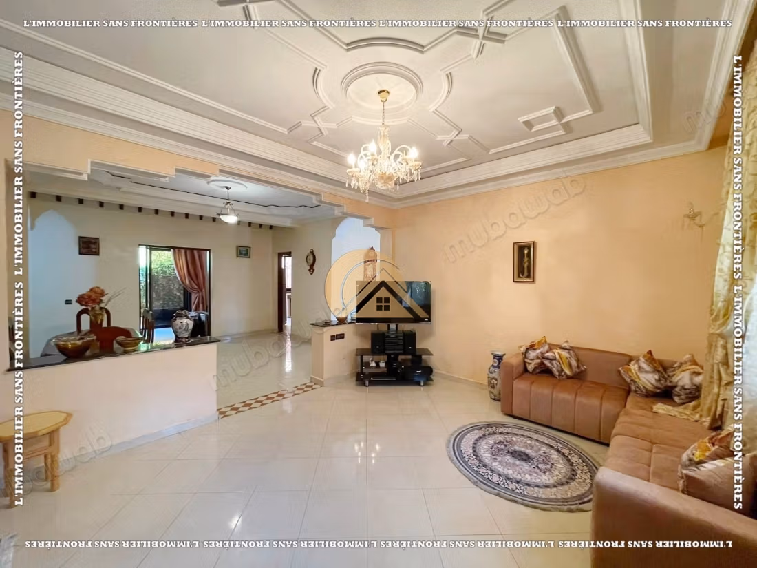 Villa completamente arredata di 260 m² ad Al Izdihar Oasis – 6 camere, due giardini privati e terrazzo con vista sulle montagne dell'Atlante