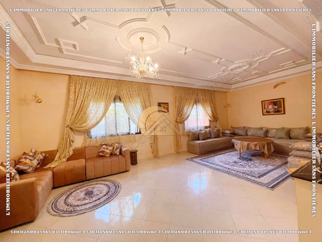 Villa completamente arredata di 260 m² ad Al Izdihar Oasis – 6 camere, due giardini privati e terrazzo con vista sulle montagne dell'Atlante