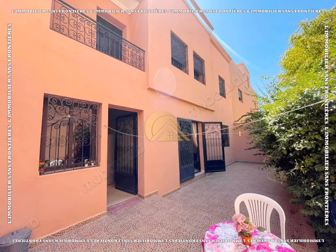 Villa completamente arredata di 260 m² ad Al Izdihar Oasis – 6 camere, due giardini privati e terrazzo con vista sulle montagne dell'Atlante