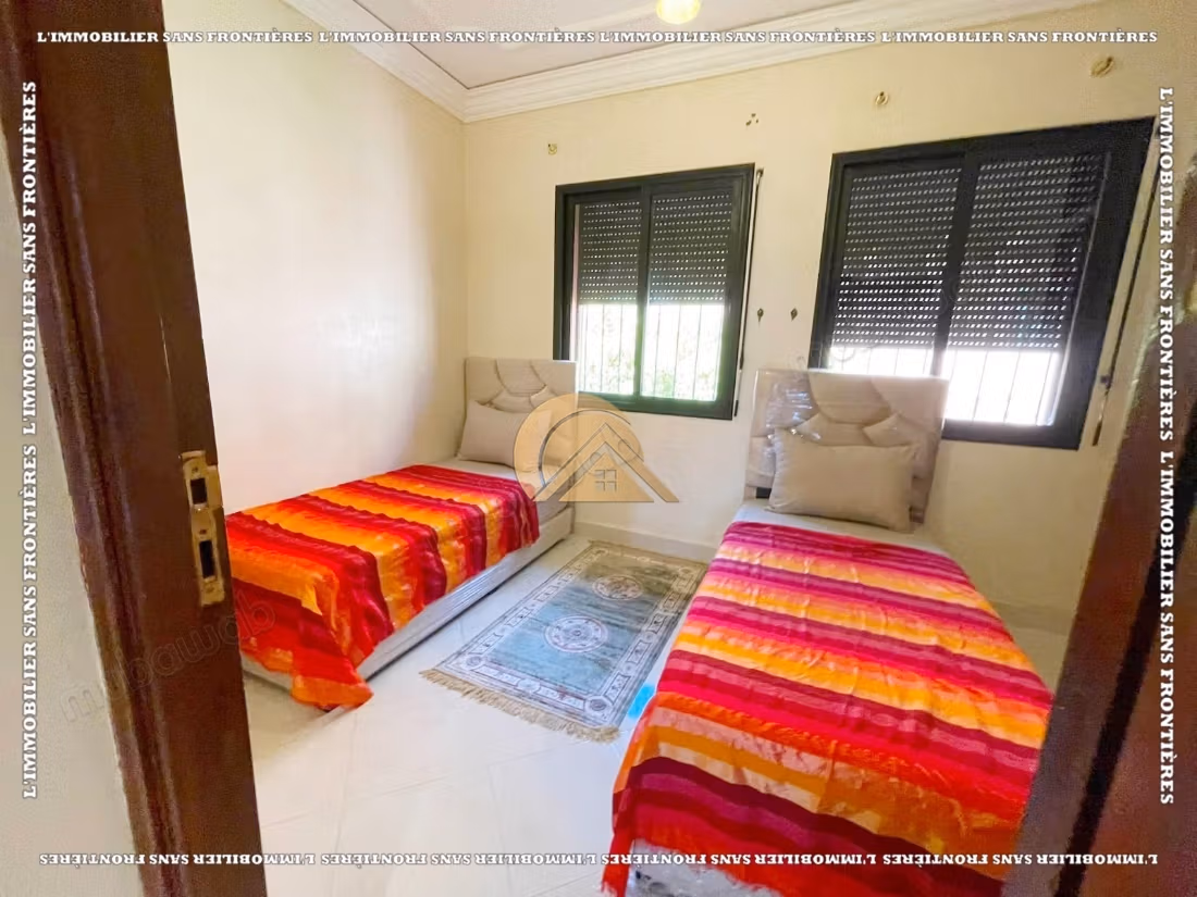 Villa completamente arredata di 260 m² ad Al Izdihar Oasis – 6 camere, due giardini privati e terrazzo con vista sulle montagne dell'Atlante