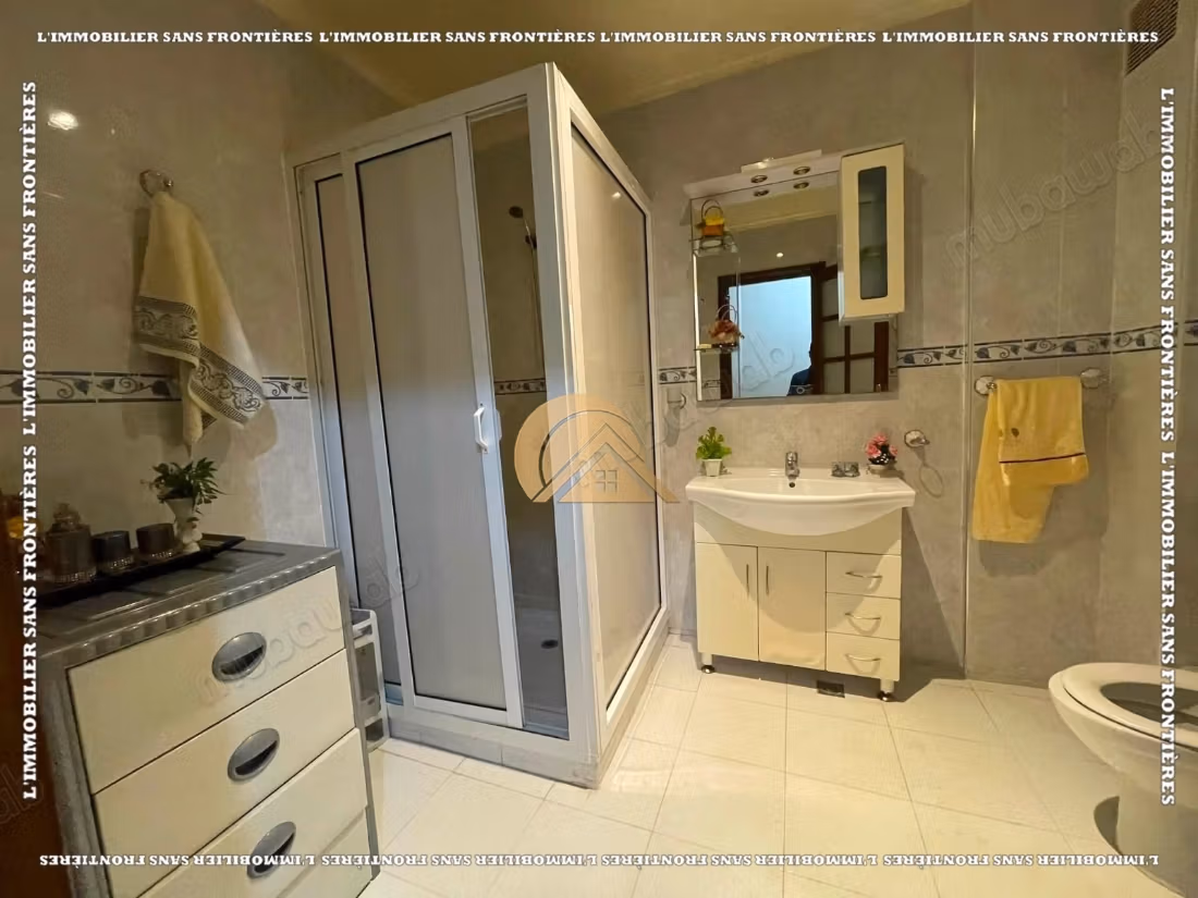 Villa completamente arredata di 260 m² ad Al Izdihar Oasis – 6 camere, due giardini privati e terrazzo con vista sulle montagne dell'Atlante