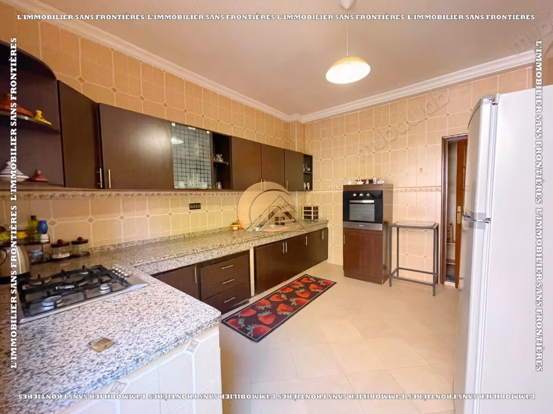 Villa completamente arredata di 260 m² ad Al Izdihar Oasis – 6 camere, due giardini privati e terrazzo con vista sulle montagne dell'Atlante