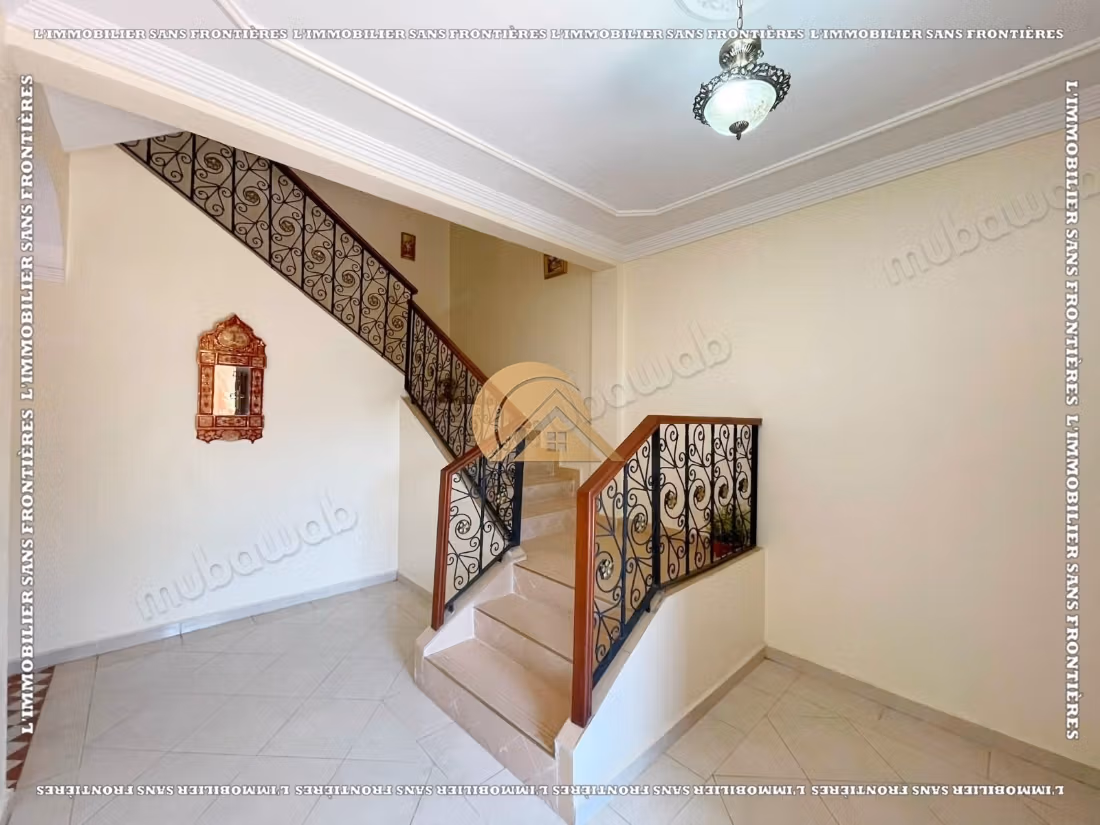 Villa completamente arredata di 260 m² ad Al Izdihar Oasis – 6 camere, due giardini privati e terrazzo con vista sulle montagne dell'Atlante