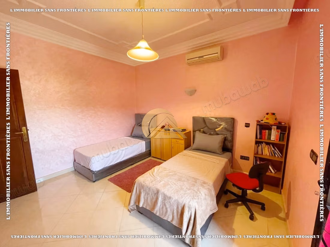 Villa completamente arredata di 260 m² ad Al Izdihar Oasis – 6 camere, due giardini privati e terrazzo con vista sulle montagne dell'Atlante