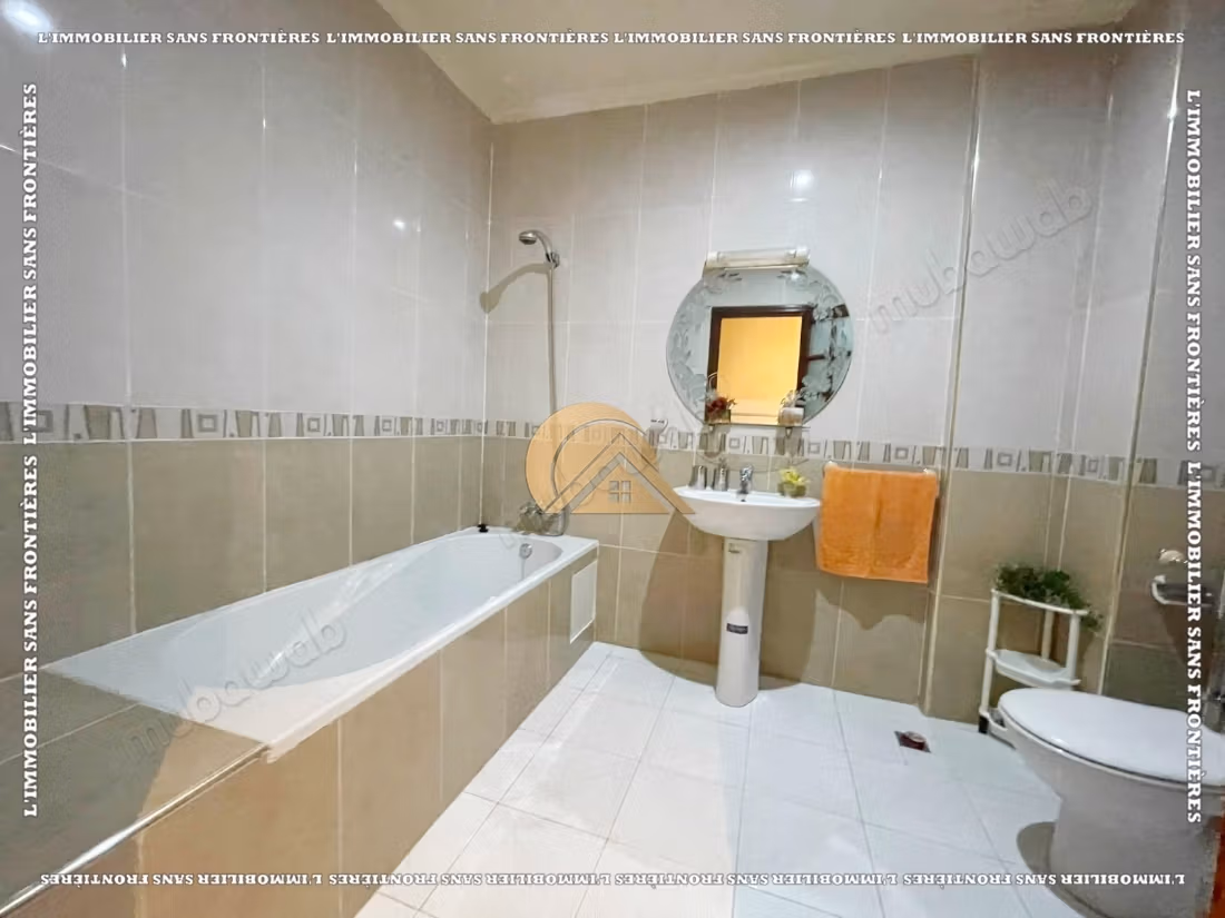 Villa completamente arredata di 260 m² ad Al Izdihar Oasis – 6 camere, due giardini privati e terrazzo con vista sulle montagne dell'Atlante