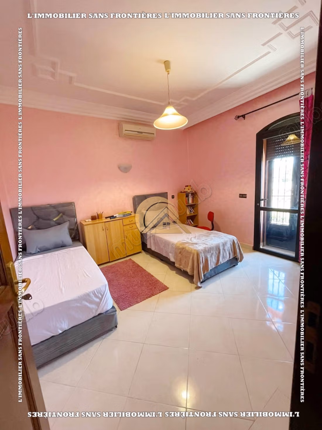Villa completamente arredata di 260 m² ad Al Izdihar Oasis – 6 camere, due giardini privati e terrazzo con vista sulle montagne dell'Atlante