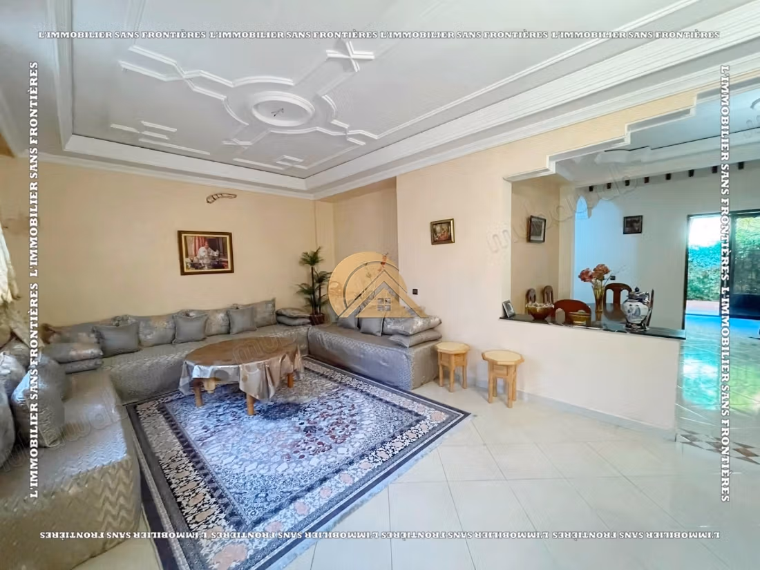Villa completamente arredata di 260 m² ad Al Izdihar Oasis – 6 camere, due giardini privati e terrazzo con vista sulle montagne dell'Atlante