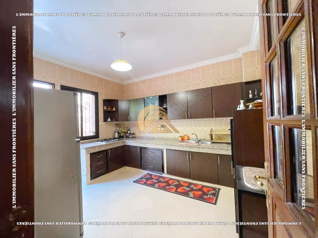 Villa completamente arredata di 260 m² ad Al Izdihar Oasis – 6 camere, due giardini privati e terrazzo con vista sulle montagne dell'Atlante