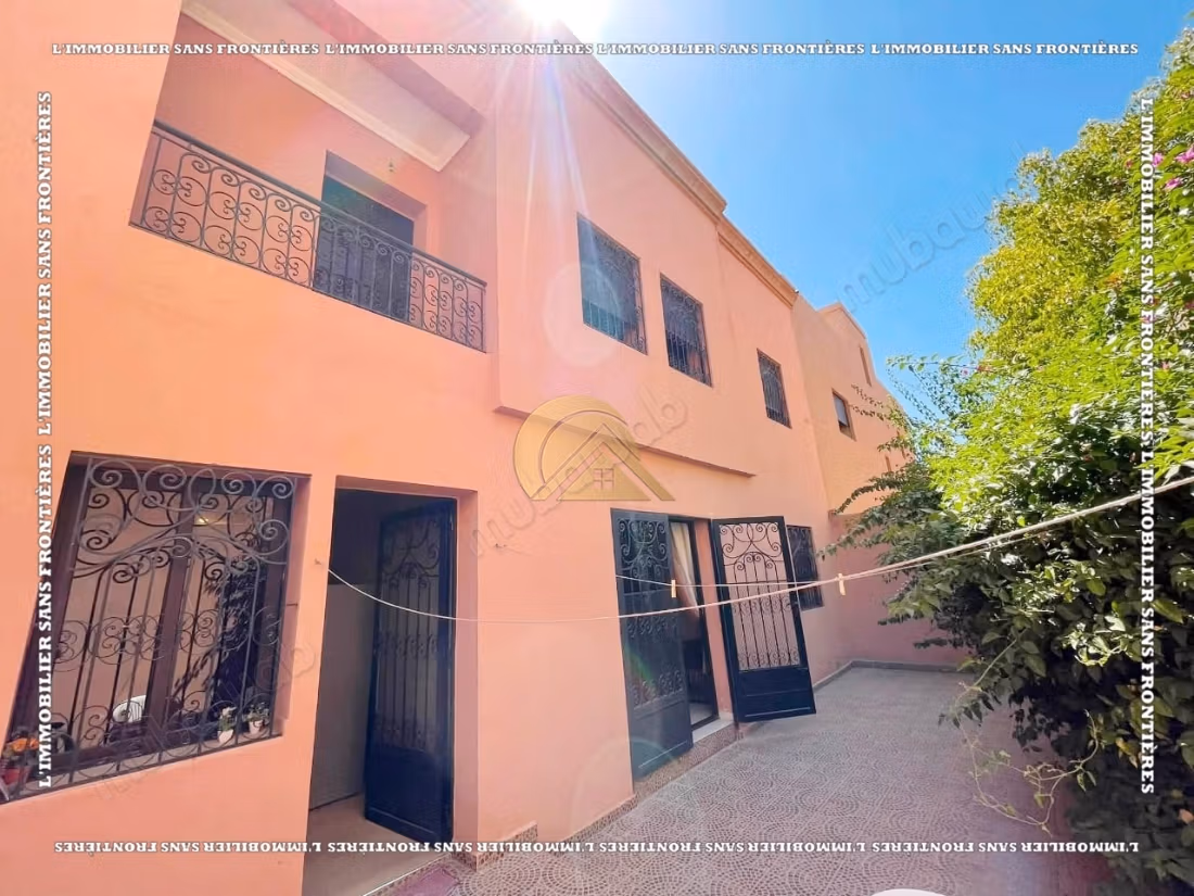 Villa completamente arredata di 260 m² ad Al Izdihar Oasis – 6 camere, due giardini privati e terrazzo con vista sulle montagne dell'Atlante