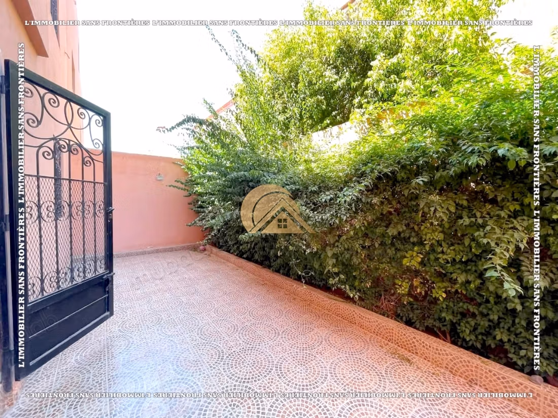 Villa completamente arredata di 260 m² ad Al Izdihar Oasis – 6 camere, due giardini privati e terrazzo con vista sulle montagne dell'Atlante