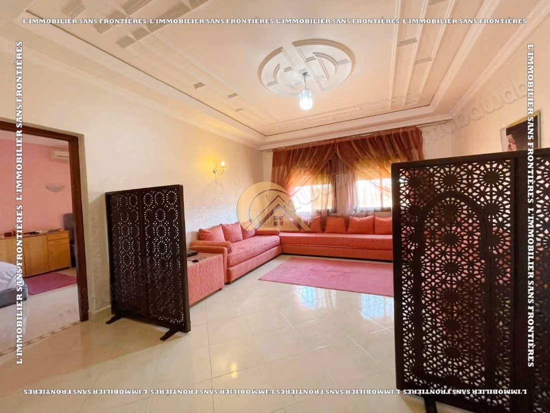 Villa completamente arredata di 260 m² ad Al Izdihar Oasis – 6 camere, due giardini privati e terrazzo con vista sulle montagne dell'Atlante