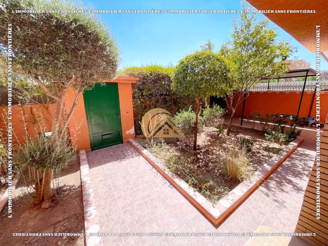 Villa completamente arredata di 260 m² ad Al Izdihar Oasis – 6 camere, due giardini privati e terrazzo con vista sulle montagne dell'Atlante